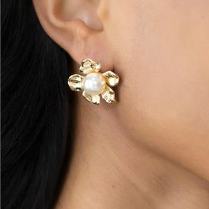 New in packaging Paparazzi gold flower posts with Pearl bead center